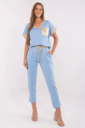 Ensemble féminin Italy Moda chemisier V-neck manches courtes pantalon taille haute ceinture dorée bleu pastel occasionnels décontracté chic moderne