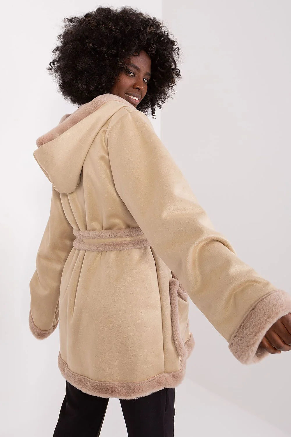 Manteau d'hiver pour femme style casual et chic matière suédine fausse fourrure couleur beige avec capuche et ceinture