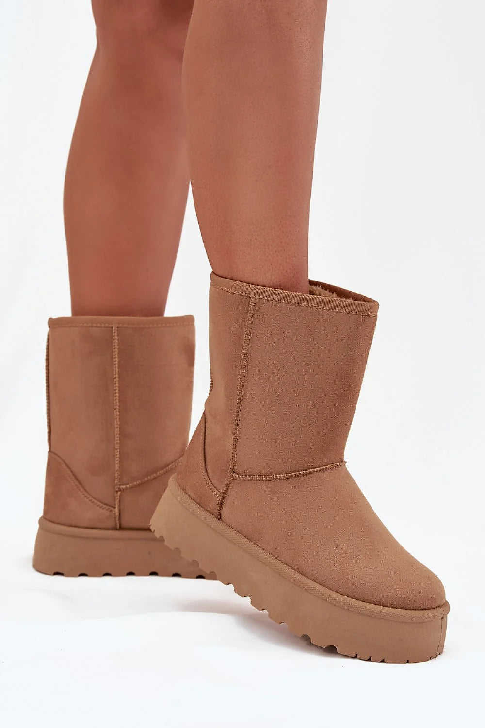 bottes neige femme mi mollet suédine camel doublure fourrure fausse épaisse semelle plateforme crantée caoutchouc antidérapante bout rond coutures apparentes