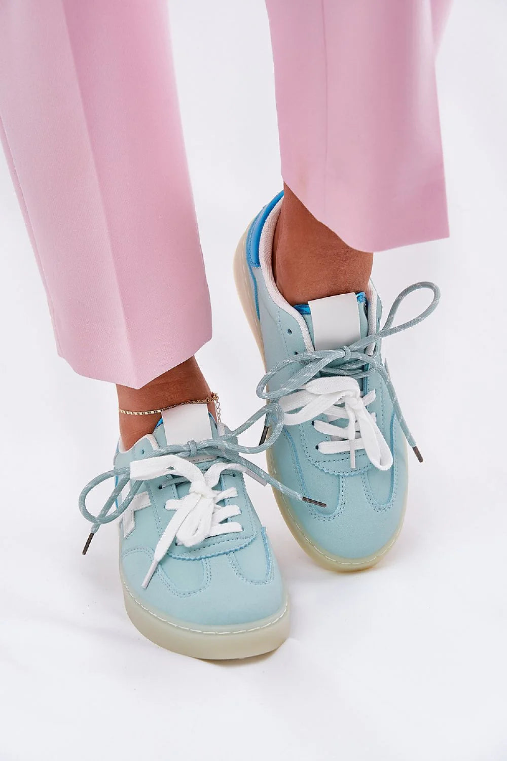 Chaussures de sport modernes pour femmes, design élégant, cuir suédé écologique, confort, style urbain, occasion多种