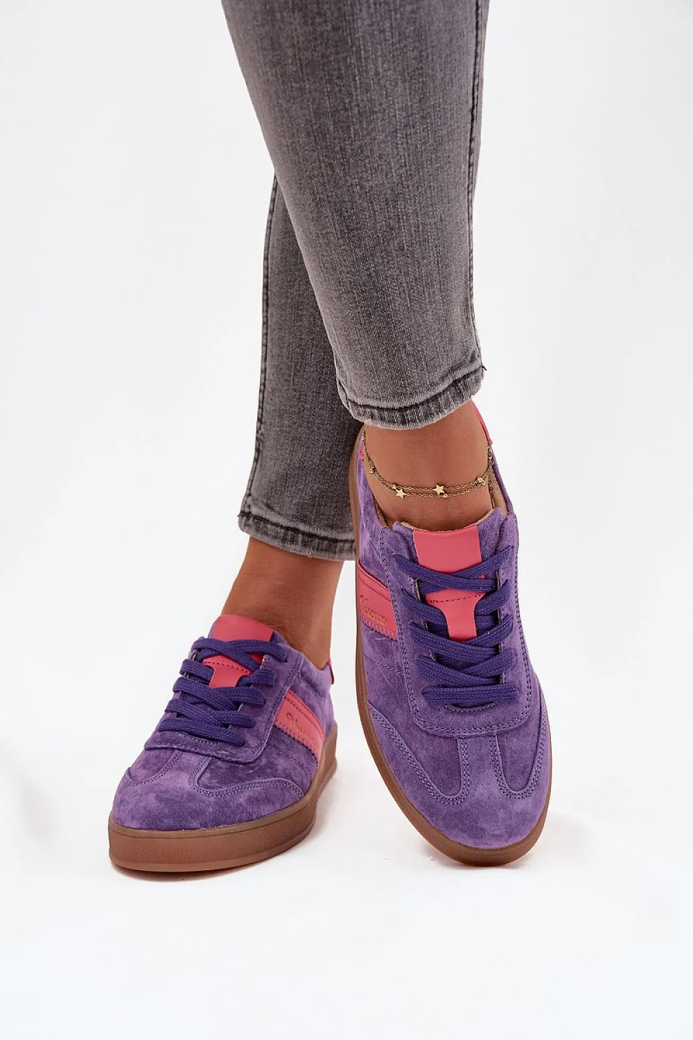 baskets femme basses daim violet suédé empiècements rose lacets bout rond semelle gomme marron col rembourré logo brodé discret
