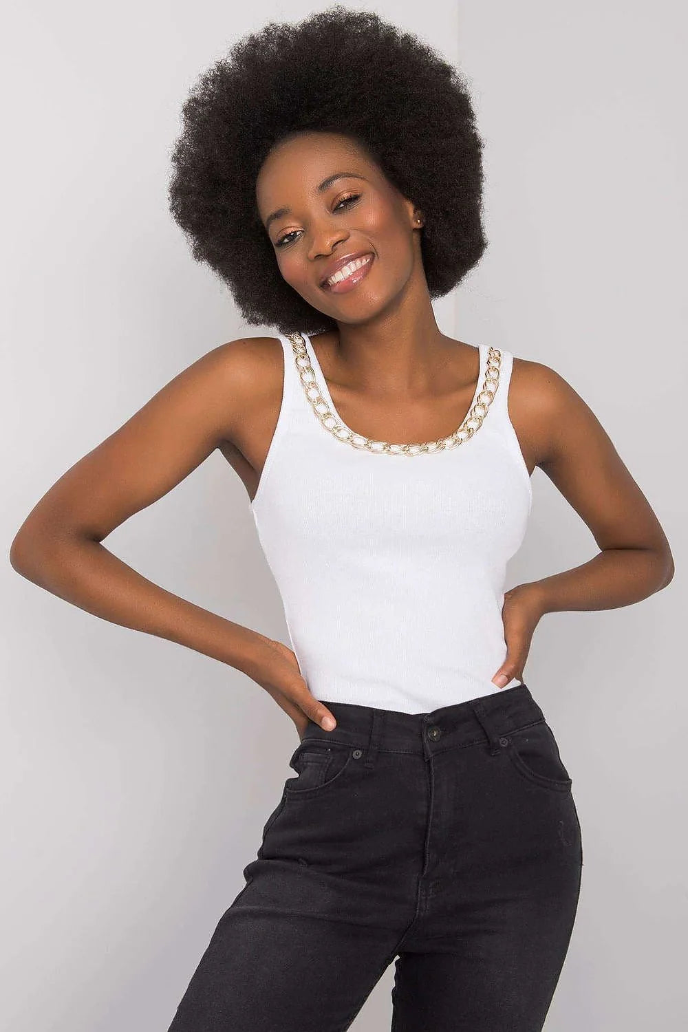 débardeur femme blanc côtelé coton élasthanne stretch ajusté slim bretelles larges encolure ronde chaîne dorée minimaliste polyvalent habillé