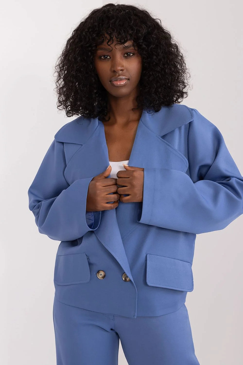 Tailleur féminin complet bleu vif coupe structurée épaules oversized manches longues pantalon large