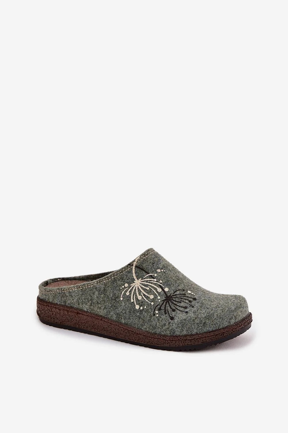 chaussons femme feutre gris vert bout large arrondi dos semi ouvert broderie florale crème brun perles semelle crantée