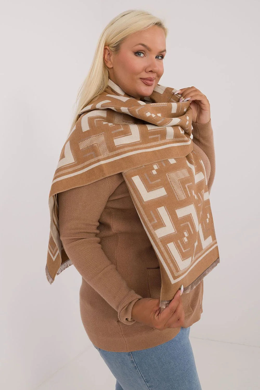 châle viscose laine jacquard oversize rectangulaire grand format 190cm motifs géométriques camel beige pompons franges doux chaleureux enveloppant