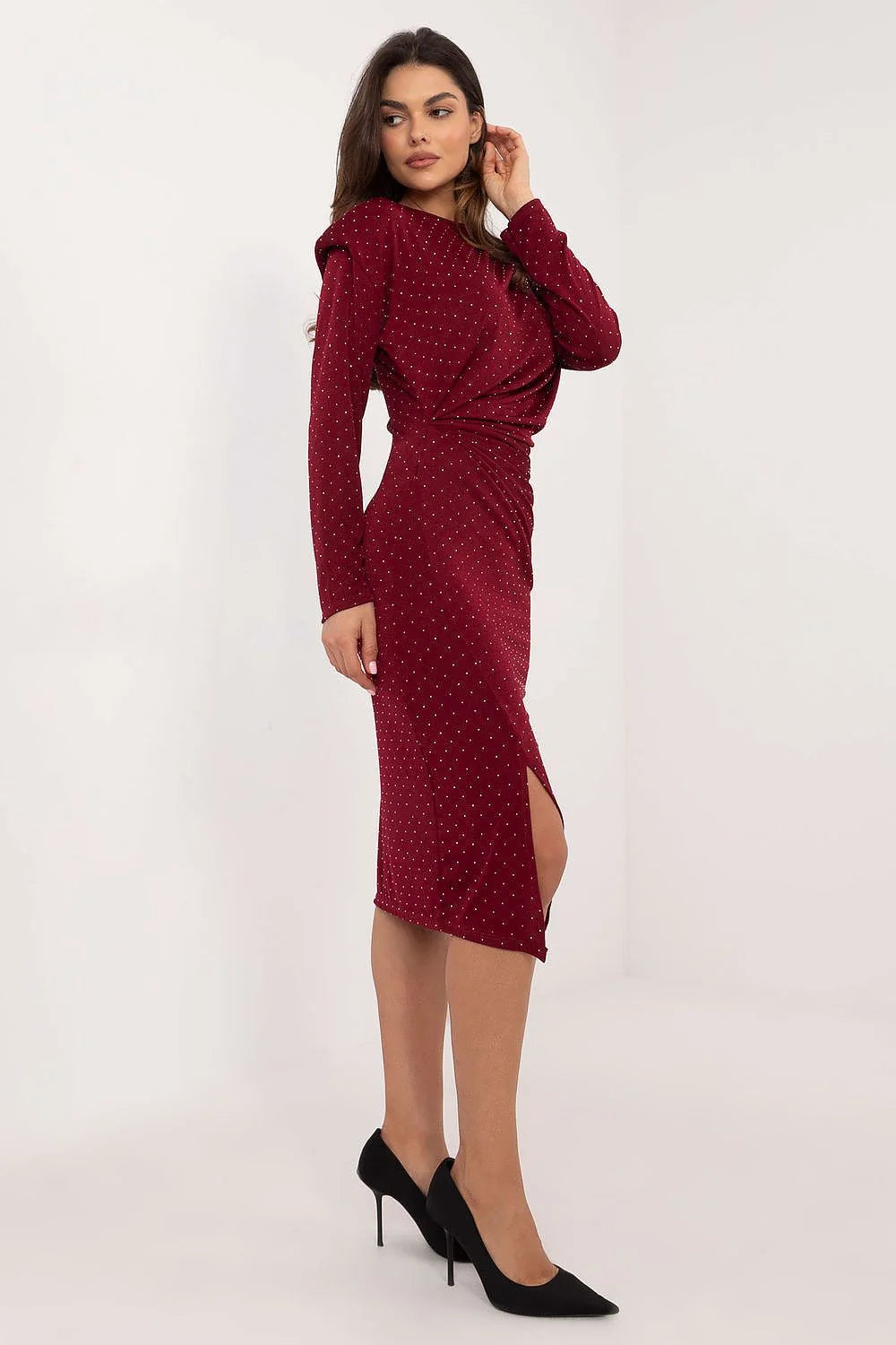 Robe de soirée élégante longue manches longues col asymétrique velours bordeaux sequins fente latérale femme