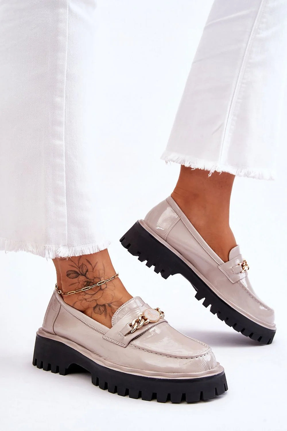 Mocassins pour femme élégants moderne cuir verni beige chaîne dorée semelle épaisse talon légèrement surélevé confortable occasionnels décontractés élégants