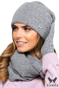 Bonnet d'hiver élégant pour femme en laine grise fantaisie bord large doublure isolante bijou métallique