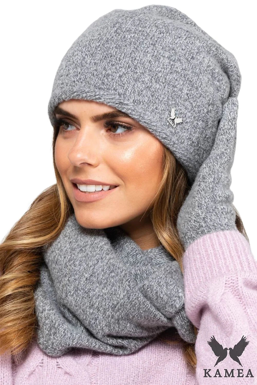 Bonnet d'hiver élégant pour femme en laine grise fantaisie bord large doublure isolante bijou métallique