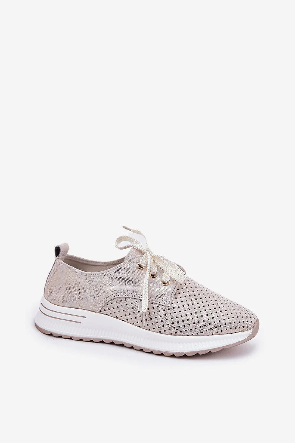 chaussures basses femmes sportive chic confort plateforme cuir naturel perforé beige lacets tissu œillets dorés semelle blanche compensée