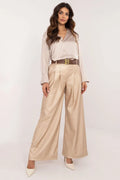 Pantalon et chemisier femme style chic moderne coupe ample matériau satiné et texturé couleur ivoire et beige doré escarpins blancs