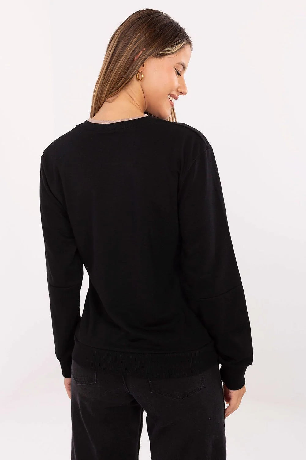 sweatshirt femme col rond noir molletonné doux coupe relaxed bordcotes poignets base liseré beige ecusson rectangulaire brodé poitrine manche droite