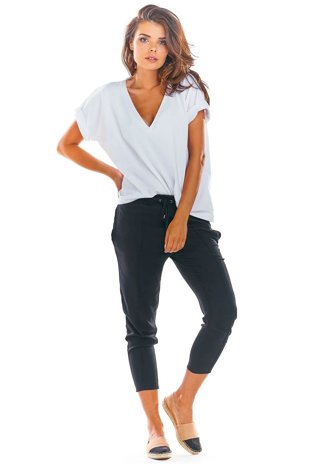 Ensemble débardeur coton blanc et pantalon moutarde moderne chic pour look estival féminin élégant