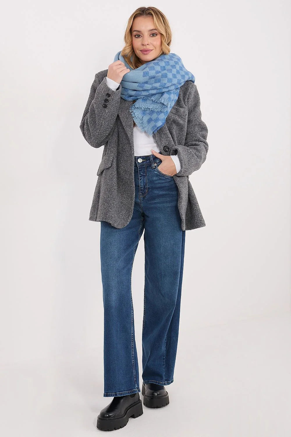 écharpe châle oversize plaid carreaux bleu clair bleu moyen grand rectangulaire enveloppant bords effrangés maille épaisse douce viscose laine mélangée