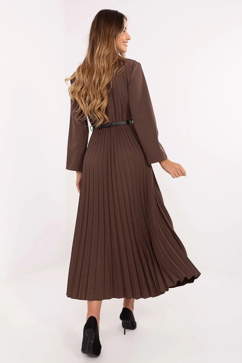 robe maxi évasée plissée fluide marron chocolat tailleur blazer jupe col V croisé manches longues ceinture boucle dorée