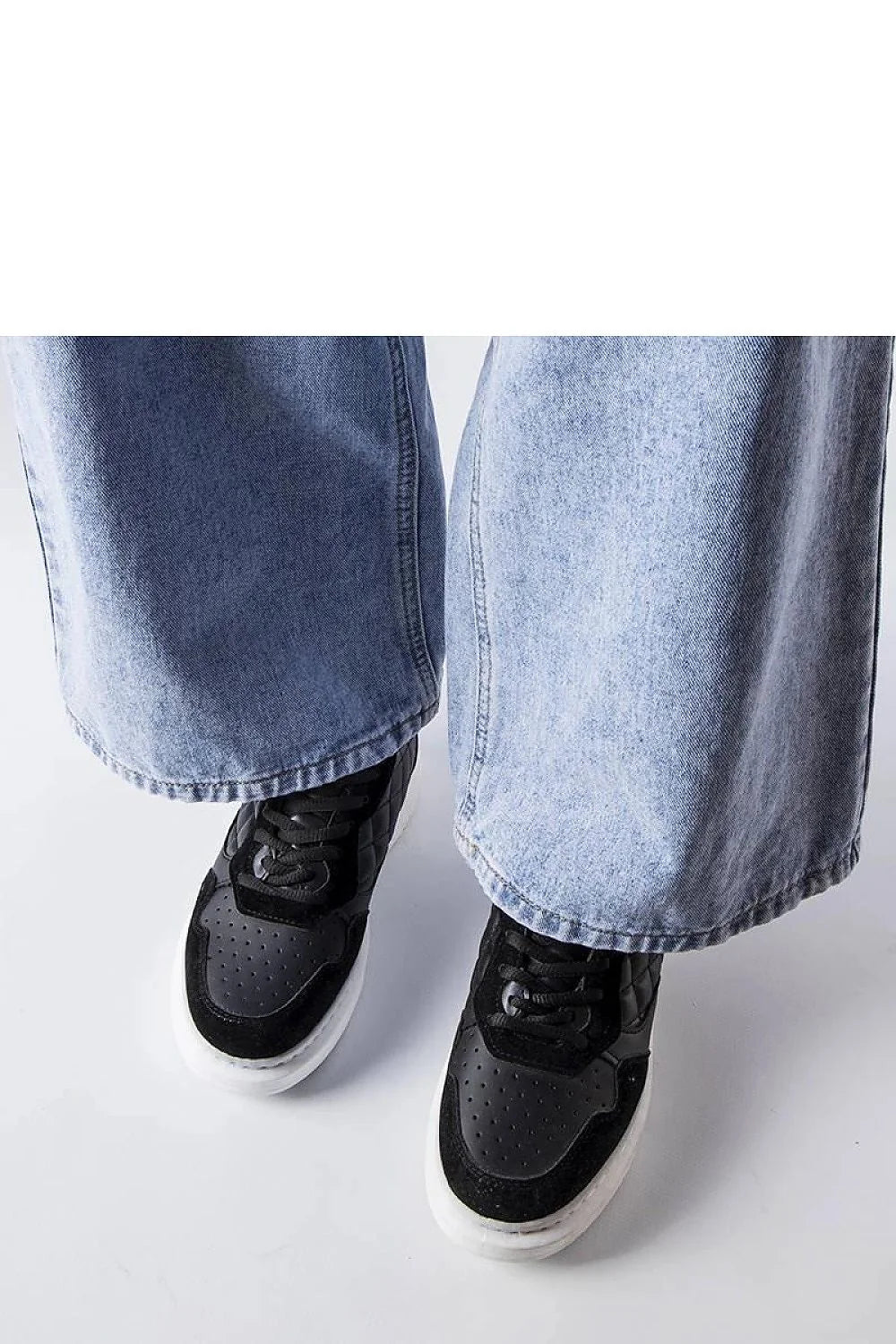 Baskets pour femmes design moderne tendance cuir synthétique textile noir matelassé perforé semelle caoutchouc blanche lacets noirs polyvalentes occasion quotidienne sport urbain style élégant