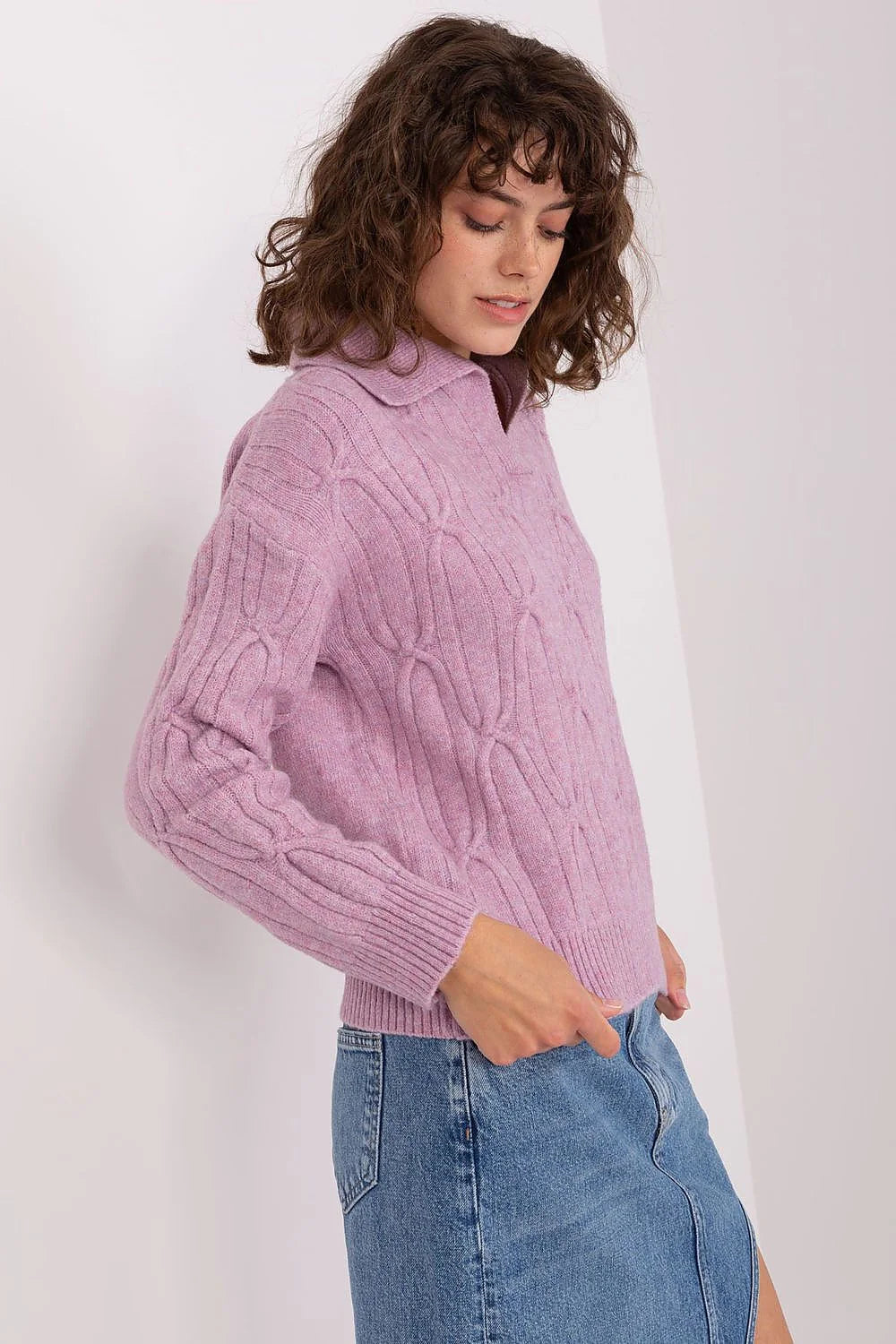Chandail femme en maille torsadée couleur mauve clair manches longues col à rabat coupe ajustée
