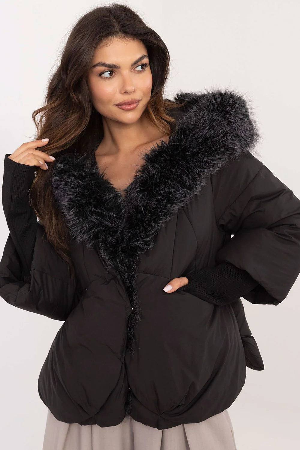 Veste d'hiver féminine moderne en polyester matelassé avec capuche en fausse fourrure noire manches longues coupe ample isolation thermique