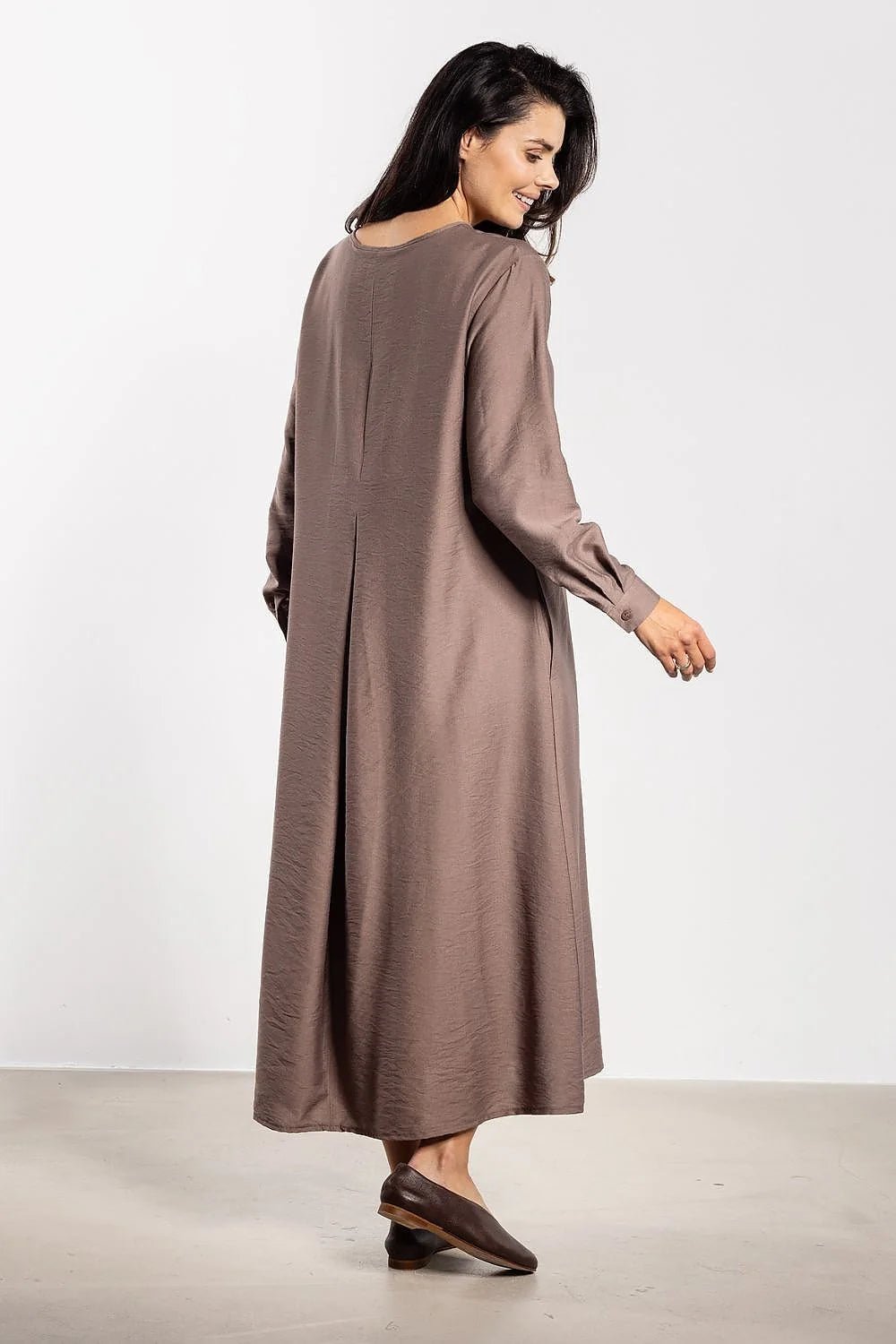 robe longue femme maxi coupe Aline ceinture assortie tissu fluide légère taupe manches longues poignets boutonnés col rond