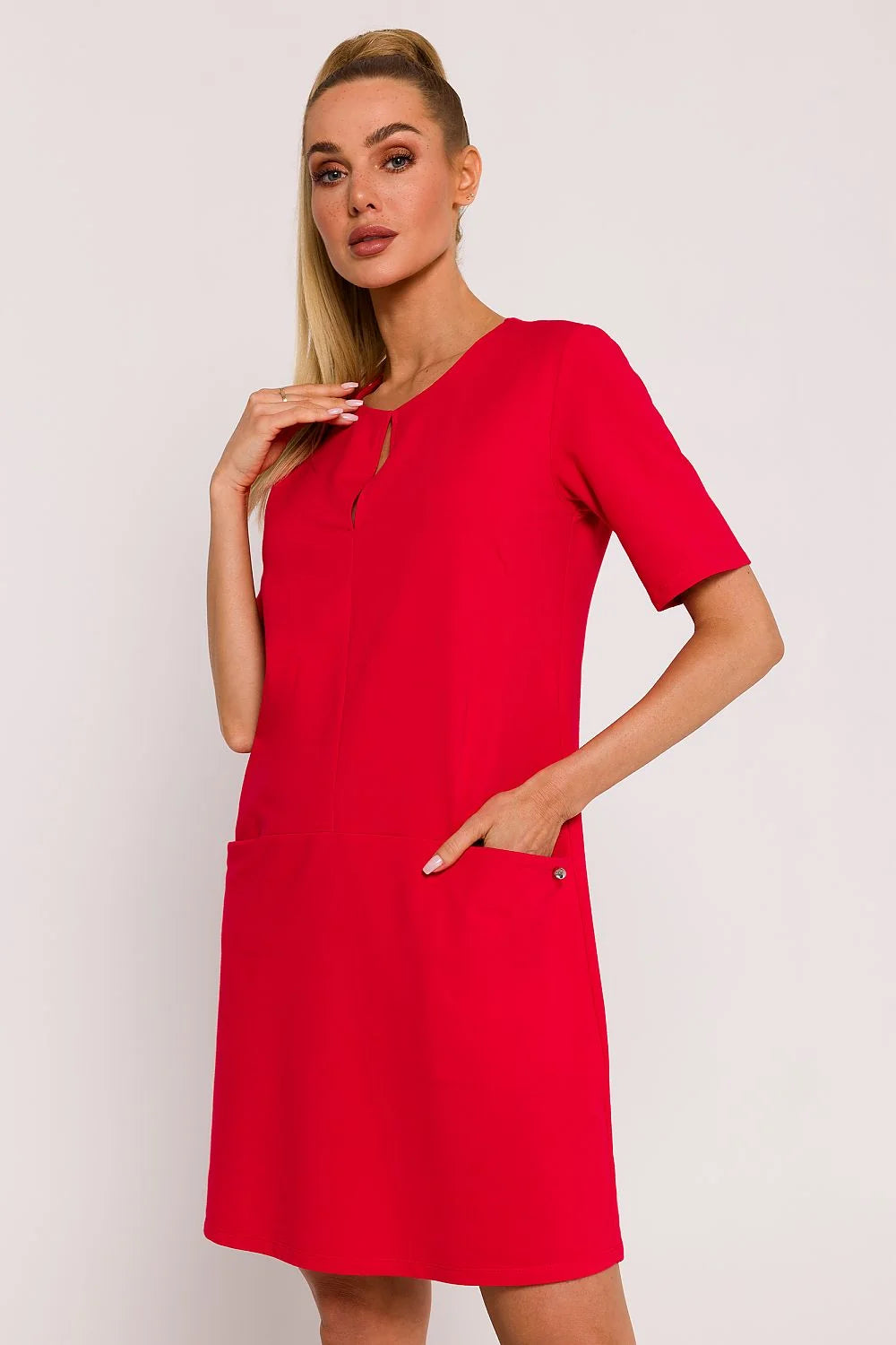 Robe féminine moderne couleur rouge vif coupe droite au-dessus du genou manches courtes col rond poches pratiques femme
