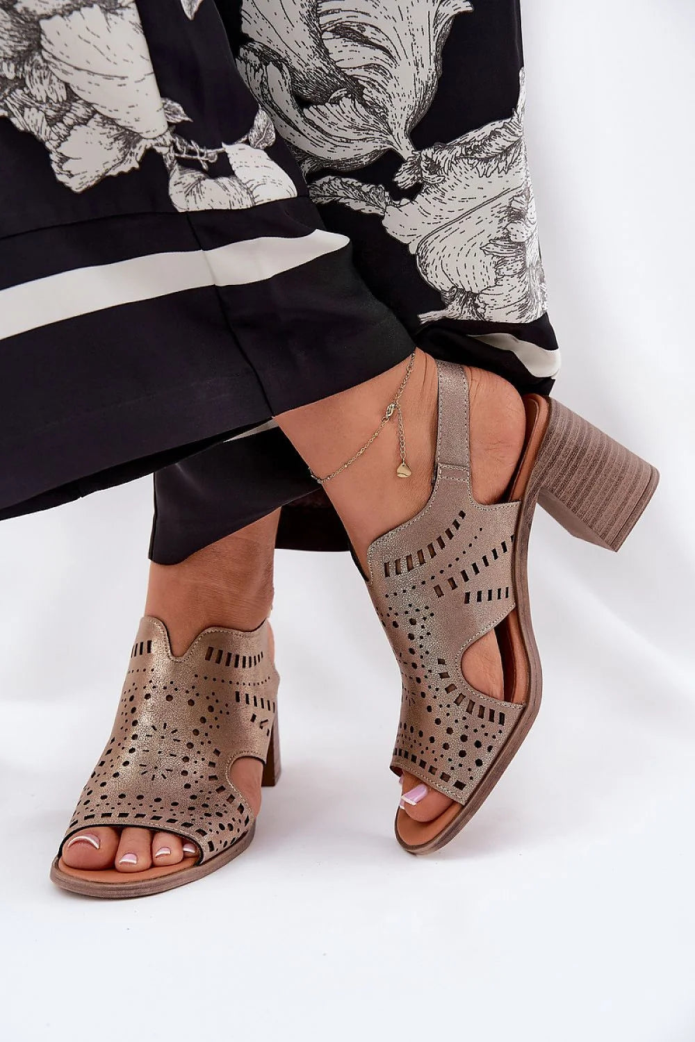 Sandales à talons Jezzi ouvertes perforées cuir synthétique doré métallisé talon bois confort femme été soir