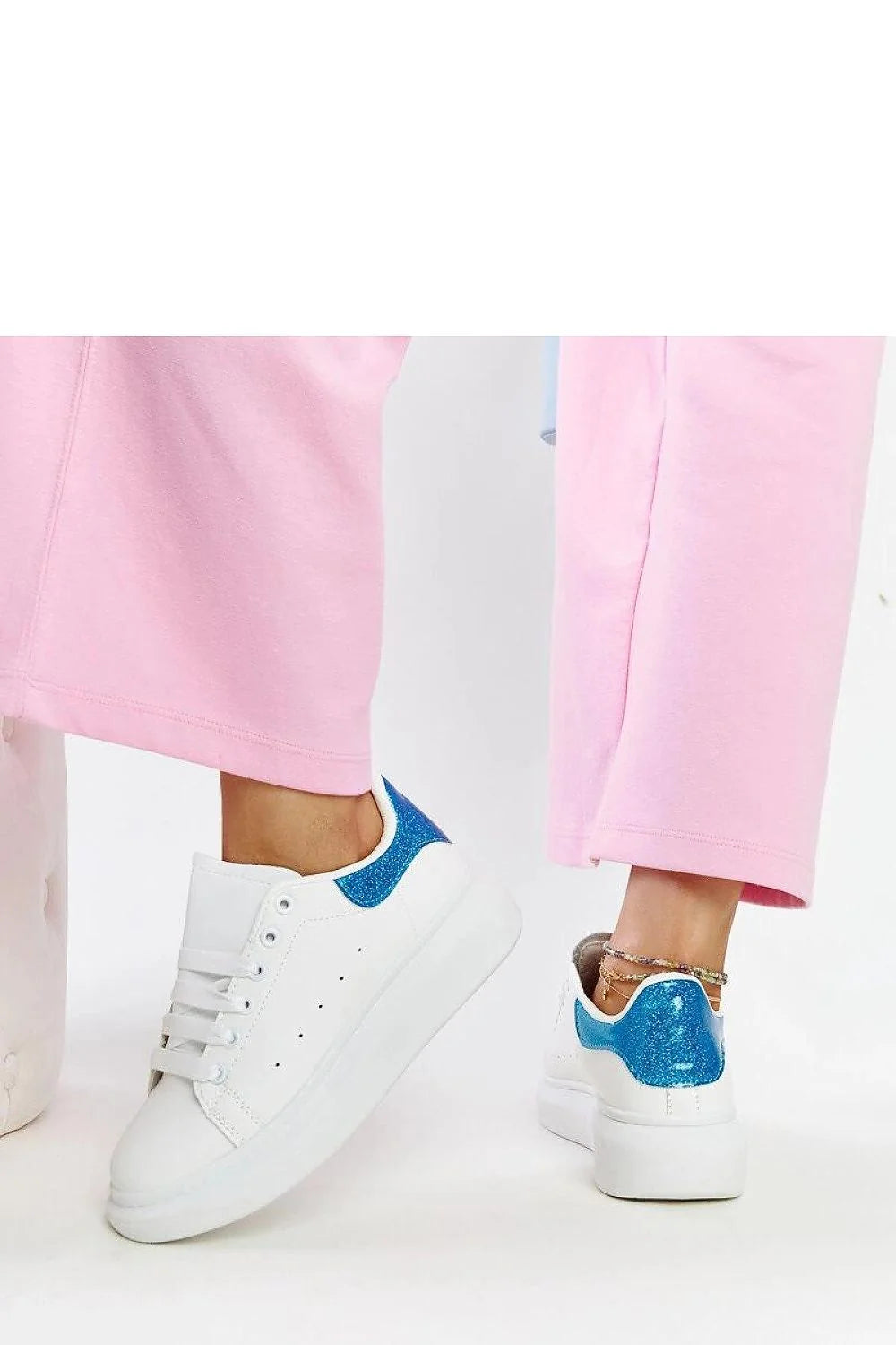 Baskets mode femmes style décontracté cuir synthétique blanche bleu pailleté semelle épaisse fermeture lacets perforations