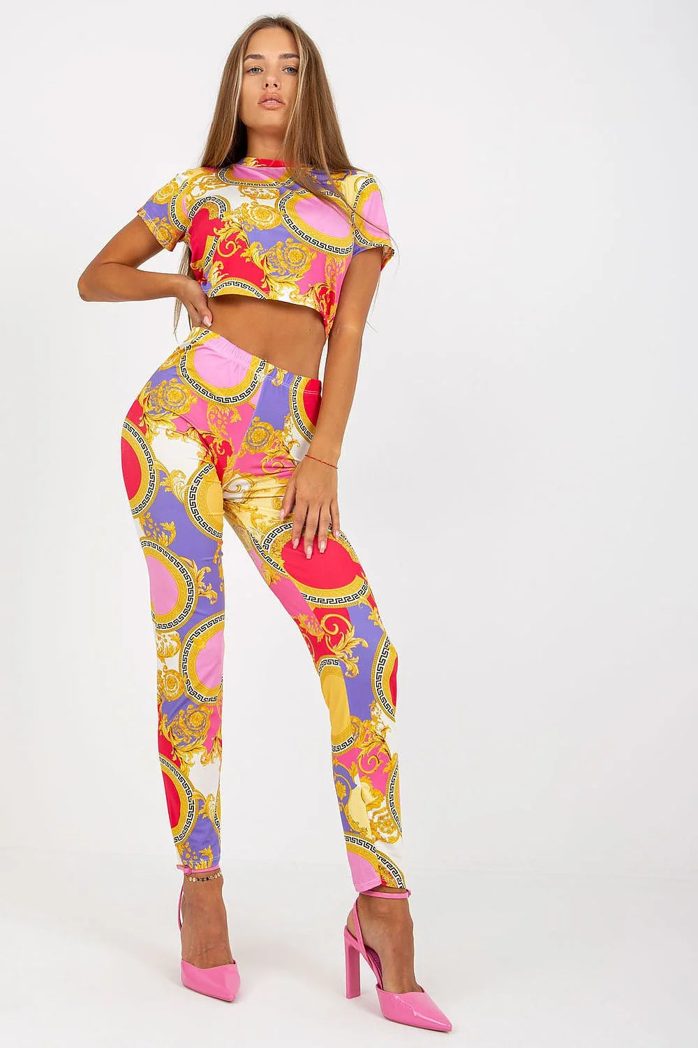 Pantalon femme haute taille tissu élastique poches latérales obliques elasthanne polyester.crop top rayures horizontales imprimé texte noir.escarpins fuchsia assortis