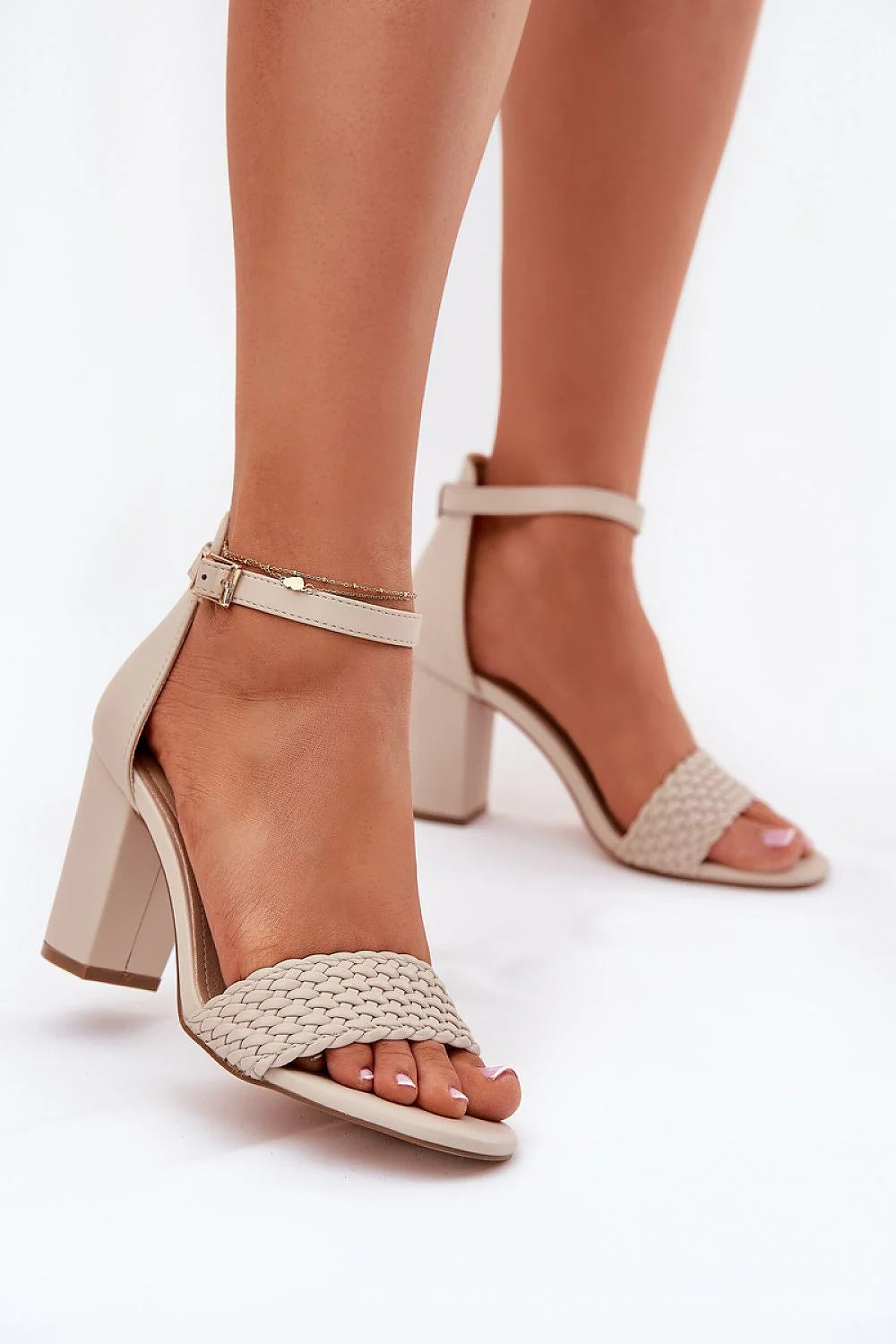 Sandales à talons carrés élégantes en cuir artificiel pour femmes, style moderne, confortable, talon stable, bride tressée