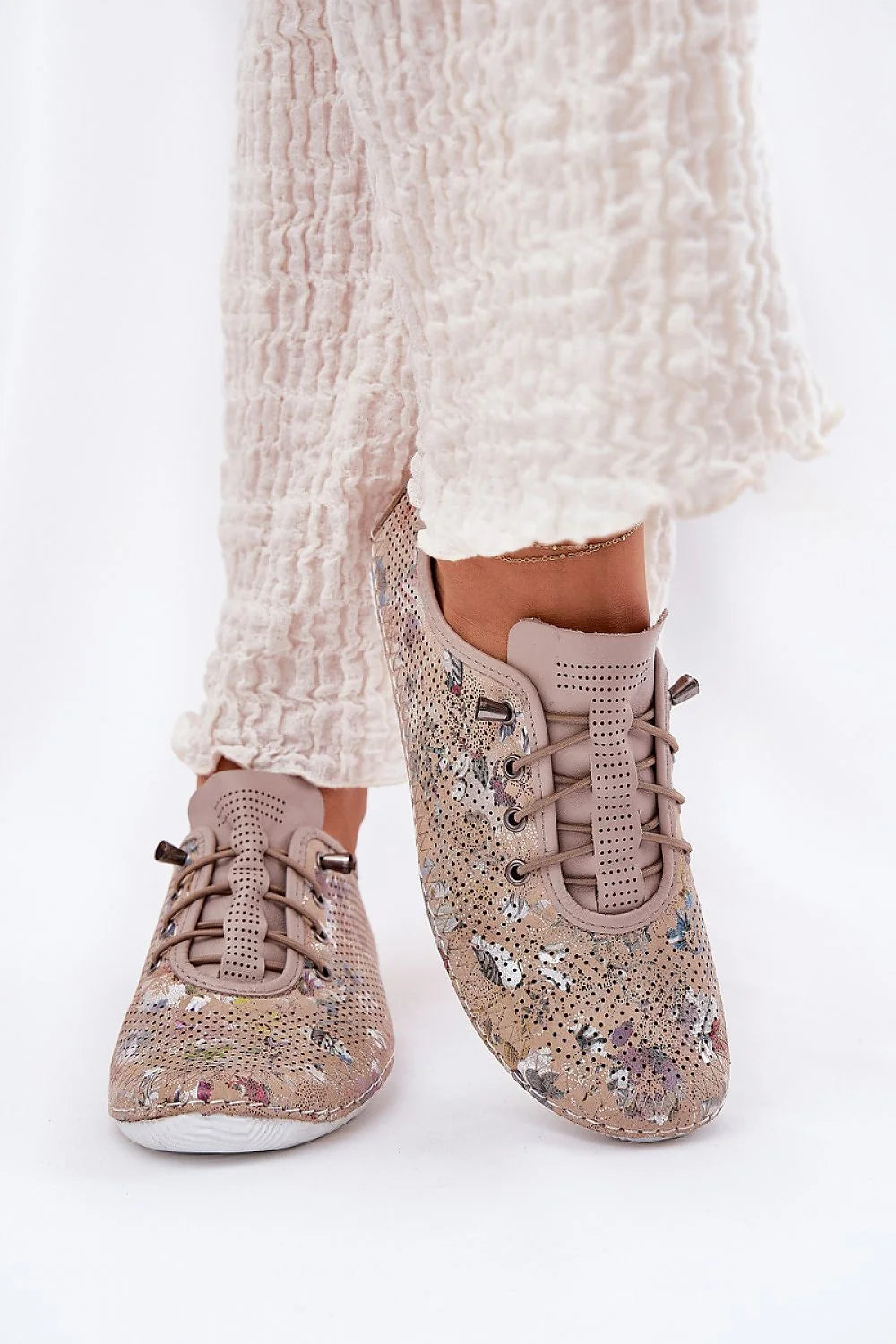 Chaussures basses pour femmes design moderne casual chic couleur beige floral perforations cuir naturel semelle confortable