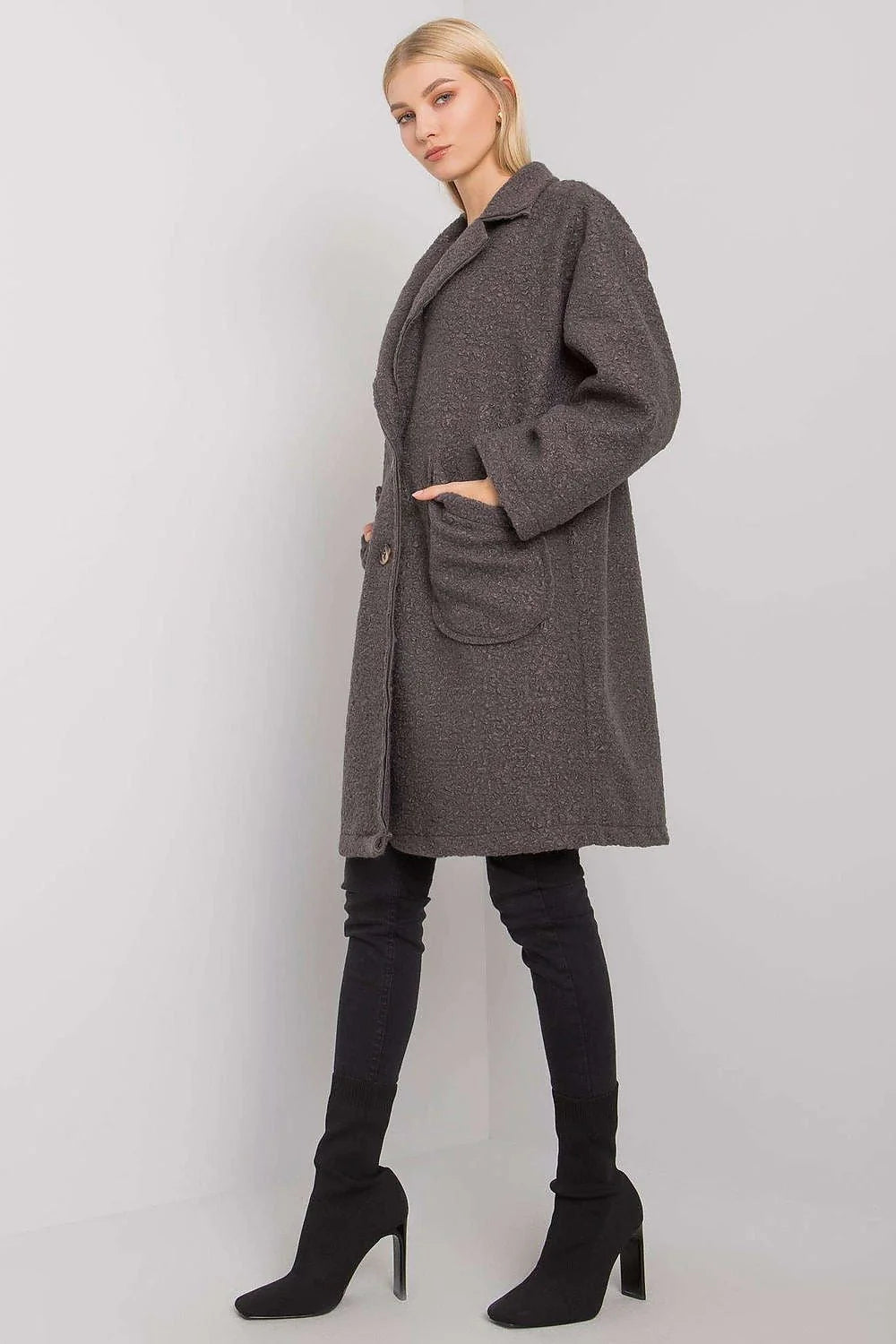 Manteau laine gris oversize ample décontracté col revers large deux boutons poches plaquées structure définie neutre polyvalent longueur