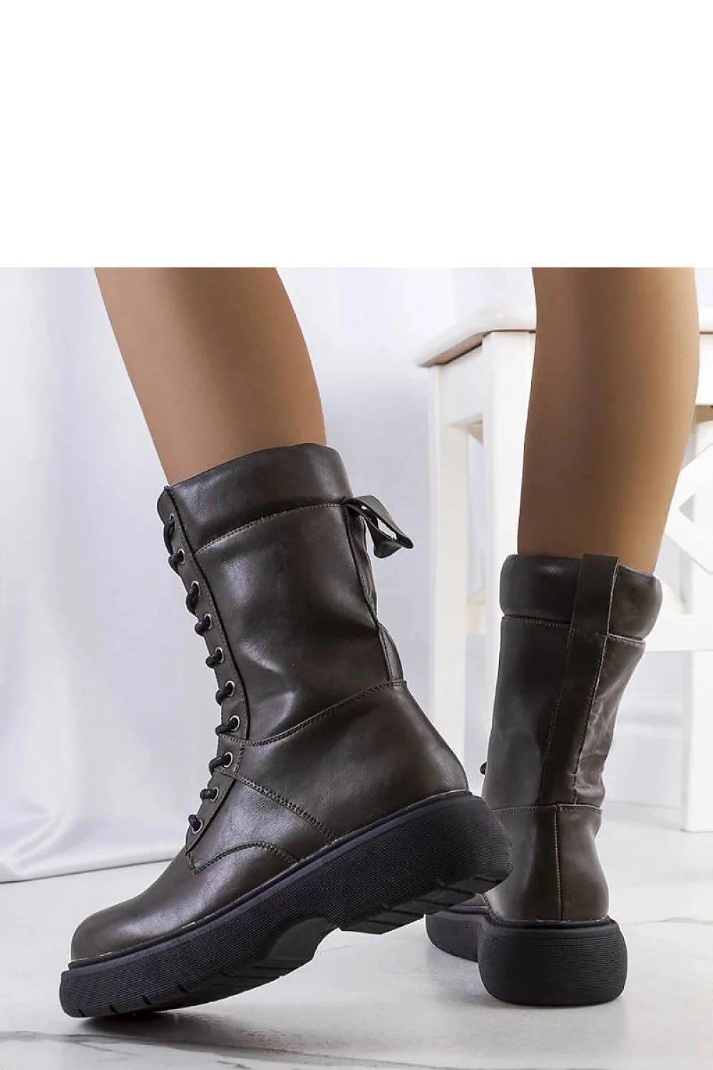 bottes militaires femmes montantes cuir synthétique kaki foncé semelle caoutchouc crantée plateforme lacets oeillets métalliques doublure textile chaude maintien renforcé