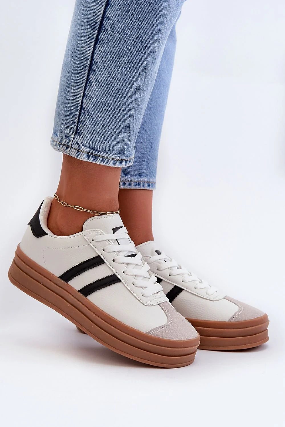 Chaussures de sport modernes pour femmes design élégant style rétro-chic cuir artificiel beige blanc noir semelle plateforme basse
