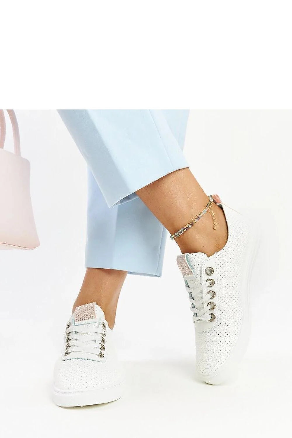 Baskets féminines modernes basses perforées blanc cuir synthétique lacets métal beige rose occasions multiples