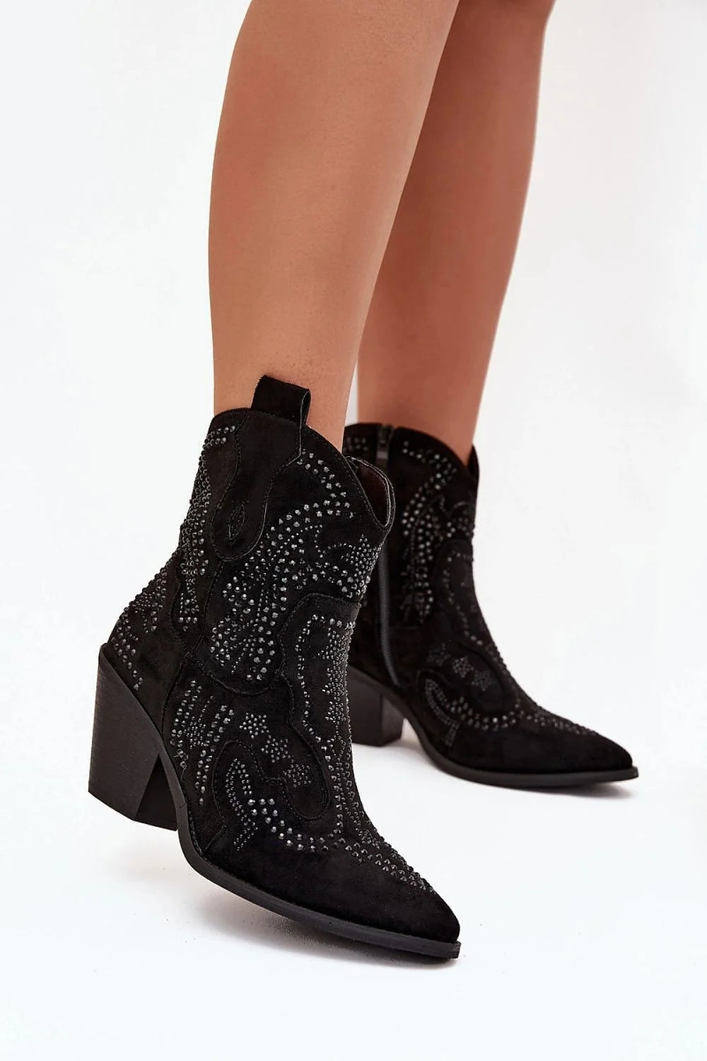 Bottines western suédine écologique noires talon bloc moyen bout amande fermeture éclair latérale strass clous doublure fausse fourrure confortable bohème