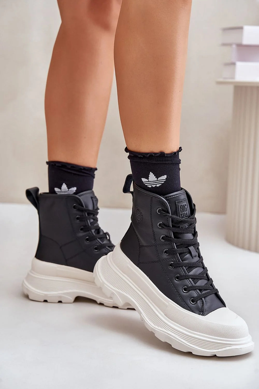 bottines femmes montantes cuir noir tige lisse lacets œillets semelle plateforme blanche crantée adhérente robuste urbaine volumineuse doublure moelleuse