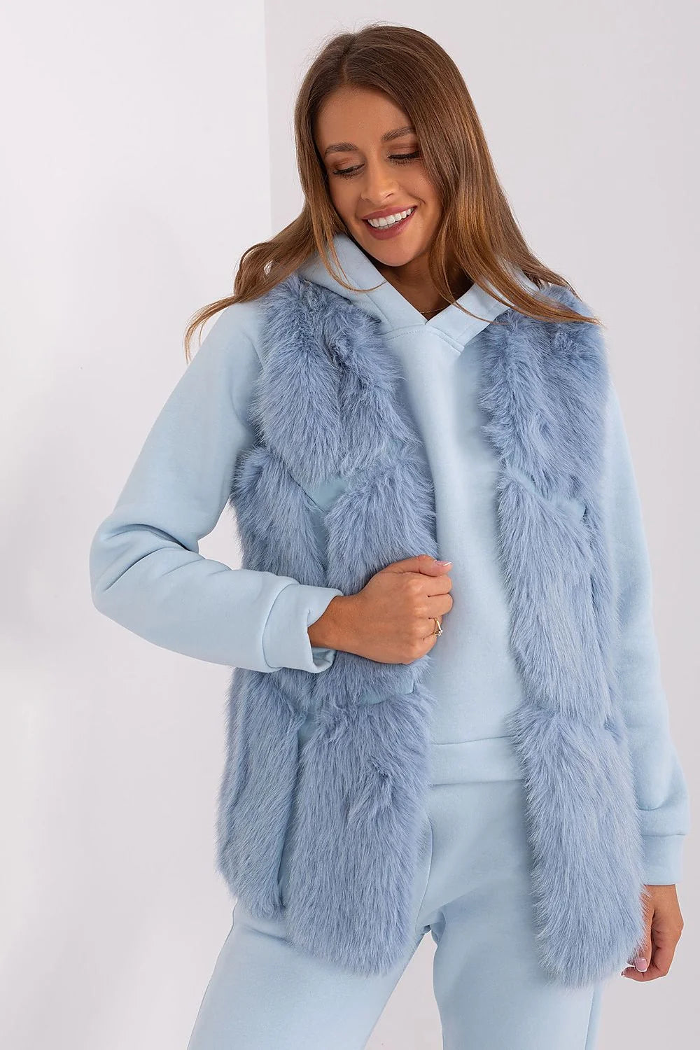 Gilet en fausse fourrure bleu pastel sans manches pour femme, style chic et moderne, matériau doux, occasions multiples