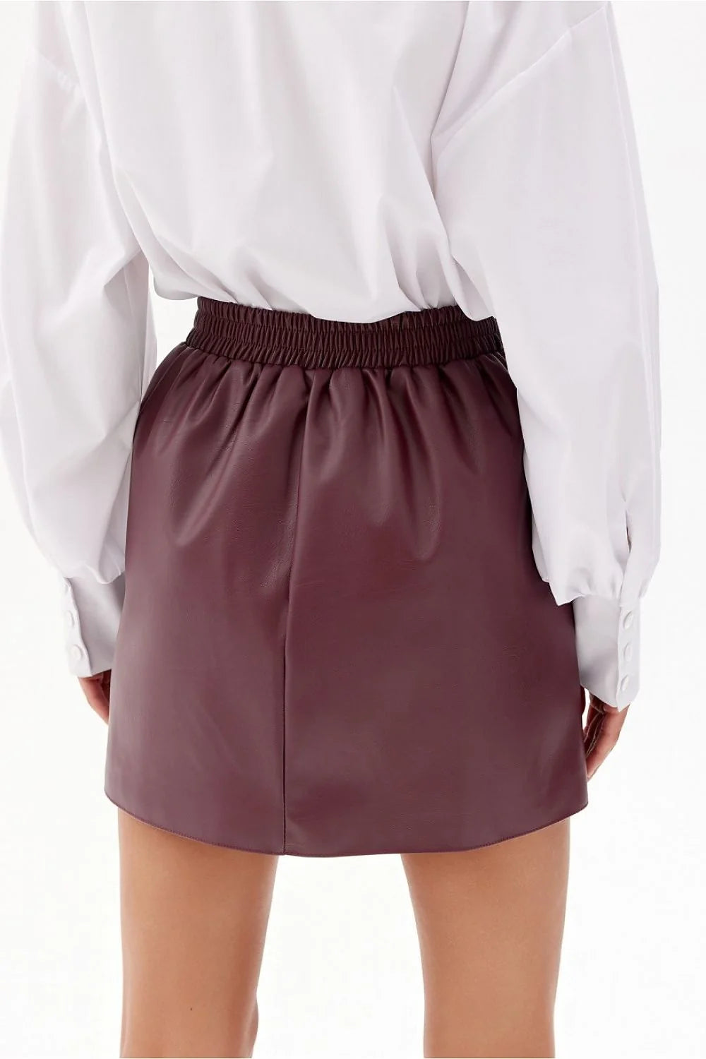 Jupe courte en simili cuir bordeaux Jackie, style trapeze, ceinture renforcée, poches latérales, confortable, élégante, fashion, femmes, occasion spéciale, quotidienne, French style