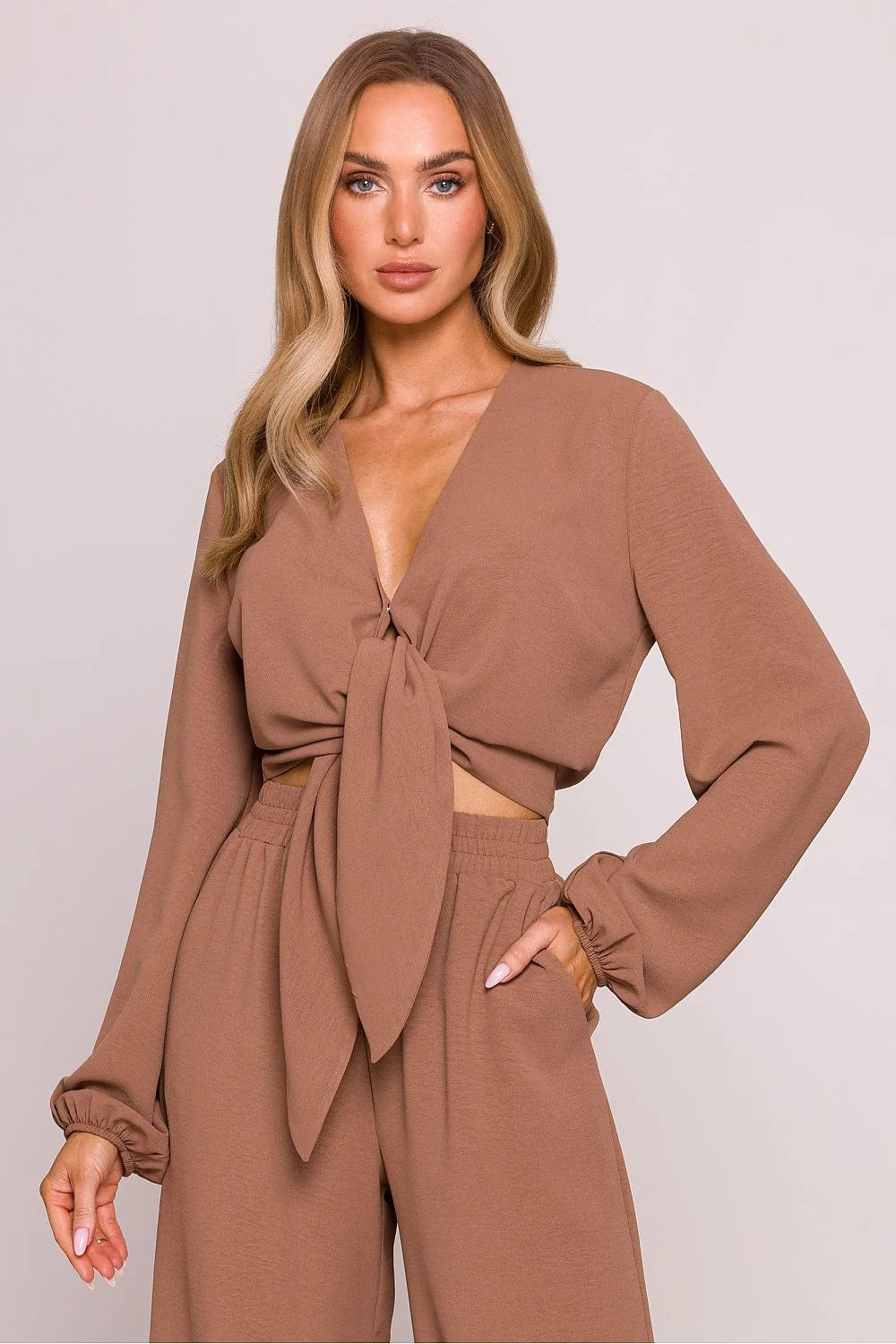 Ensemble féminin élégant moderne haut croisé pantalon large matière légère couleur marron clair taille haute