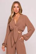 Ensemble féminin élégant moderne haut croisé pantalon large matière légère couleur marron clair taille haute
