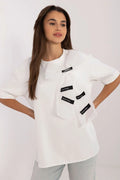 chemisier femme élégant manches courtes col rond oversize blanc appliqué organza noeud asymétrique bandes etiquette noires jersey fluide
