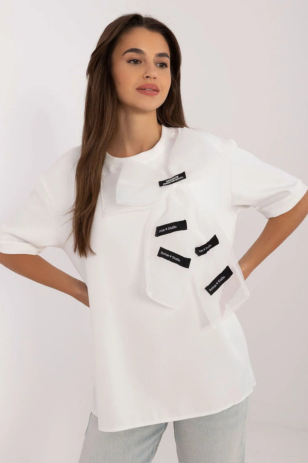chemisier femme élégant manches courtes col rond oversize blanc appliqué organza noeud asymétrique bandes etiquette noires jersey fluide