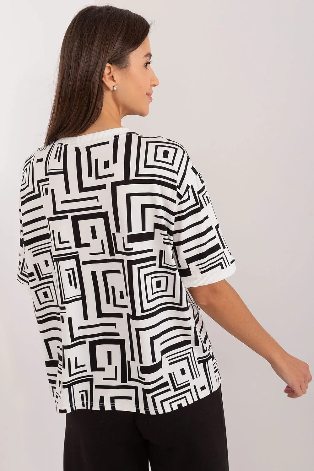 Chemisier Lakerta pour femme, élégance moderne avec motifs géométriques, manches courtes, fleur ornée, blanc et noir, occasion décontractée