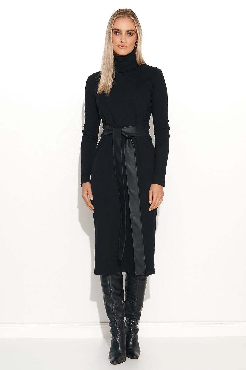 Robe en maille côtelée noire élégante avec ceinture similicuir chic pour femme moderne stylée