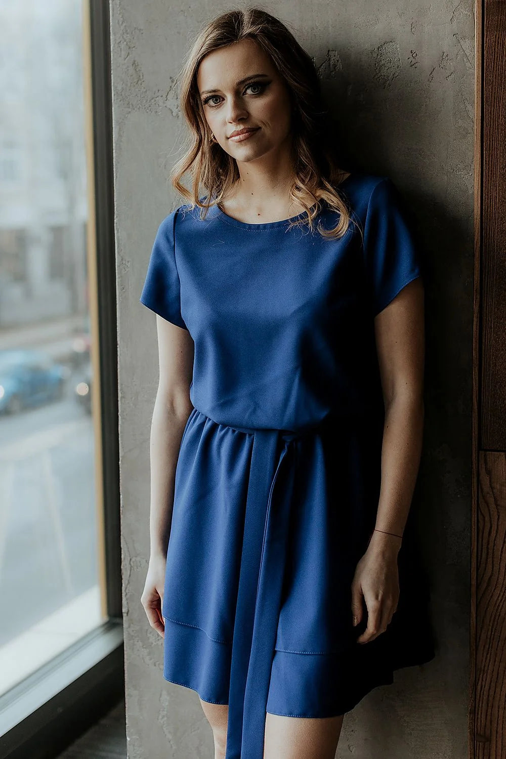 Robe de jour élégante moderne couleur bleu sarcelle manches courtes ceinture incluse taille élastique femme