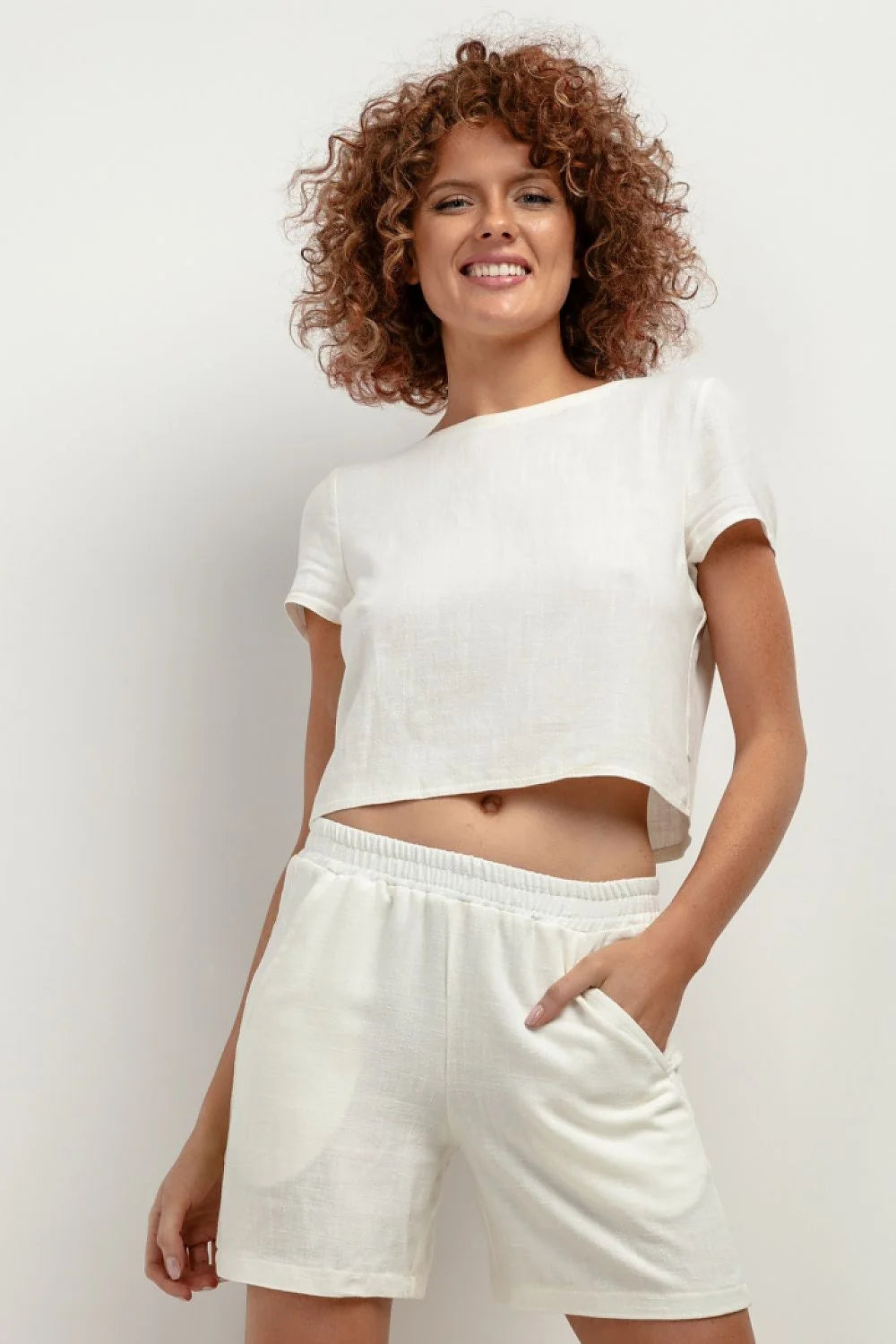 Chemisier féminin en lin blanc court manches courtes style minimaliste coupe droite été femme