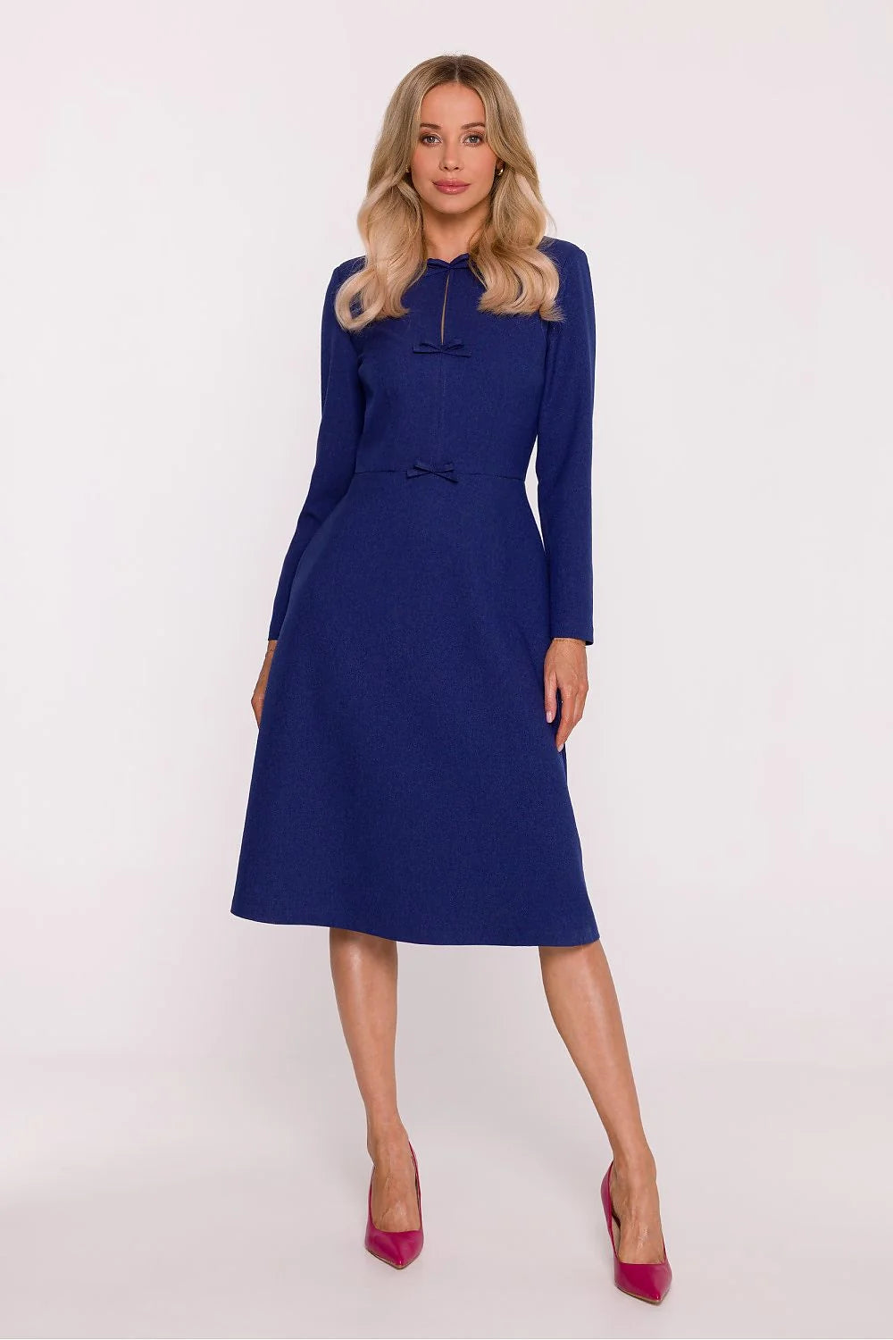 robe midi trapèze fluide tissu structuré chiné bleu roi encolure goutte fente manches longues poches dissimulées nœuds décoratifs taille marquée