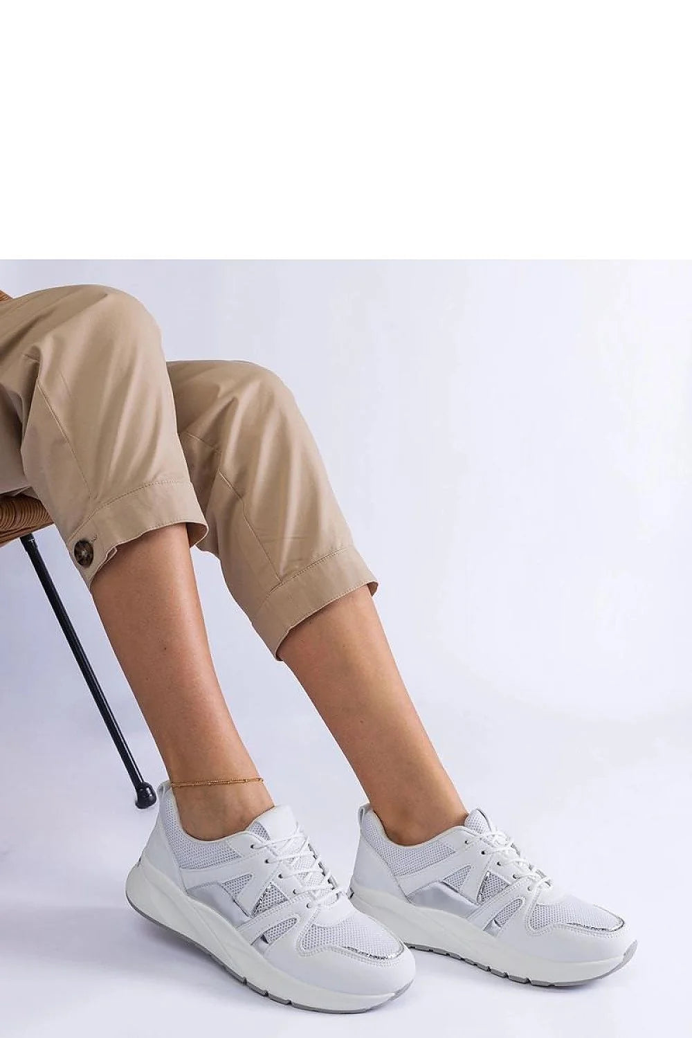 Baskets modernes pour femmes design épuré cuir vegan confort semelle épaisse lacets blanches polyvalentes