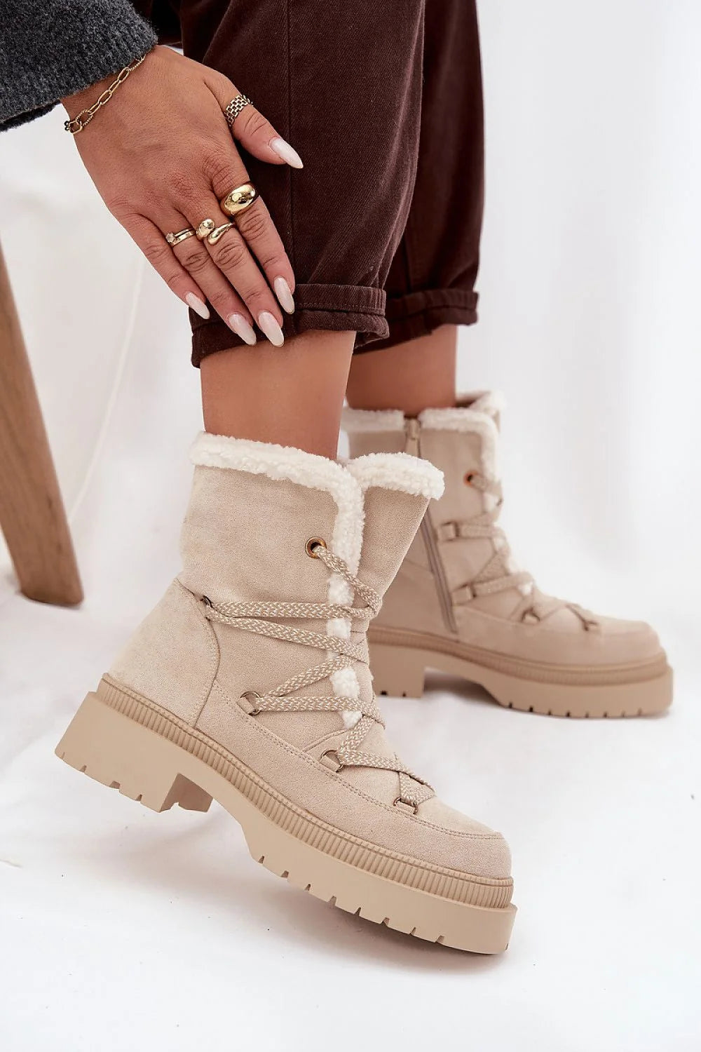 bottines neige femme suédine écologique beige fourrées shearling blanche plateforme crantée antidérapante laçage cordon fermeture zippée isolation confort rembourré