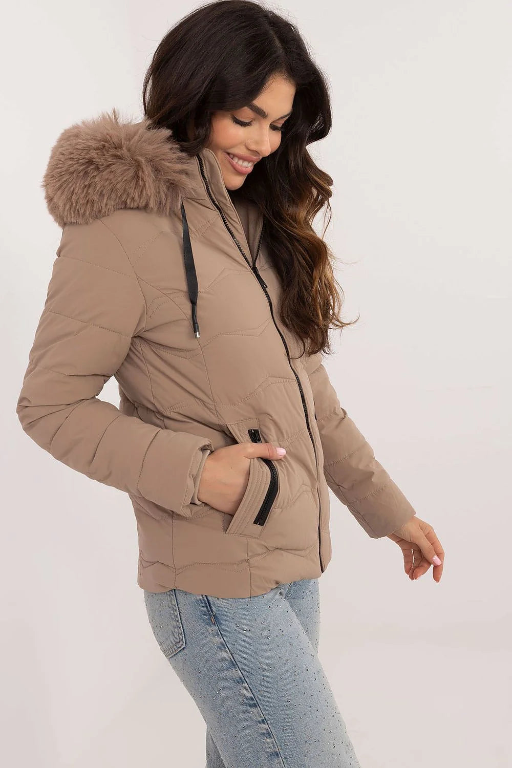 Blouson femme moderne fonctionnel design matelassé beige doux fourrure fausse capuche poches zippées hiver urbain