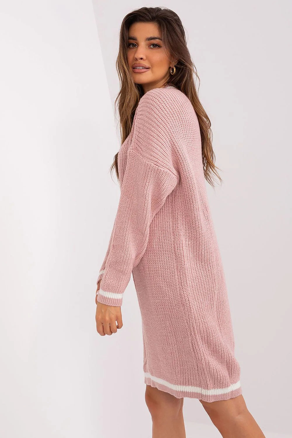 Robe de jour Badu en tricot maille épaisse acrylique laine couleur rose pâle col V manches longues coupe ample femme